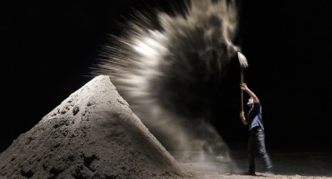 Sisyphe : un homme, une pelle et 50 tonnes de sable